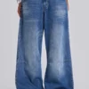 „Nailed Studded Colossus Jeans“ in mittelblauer Waschung