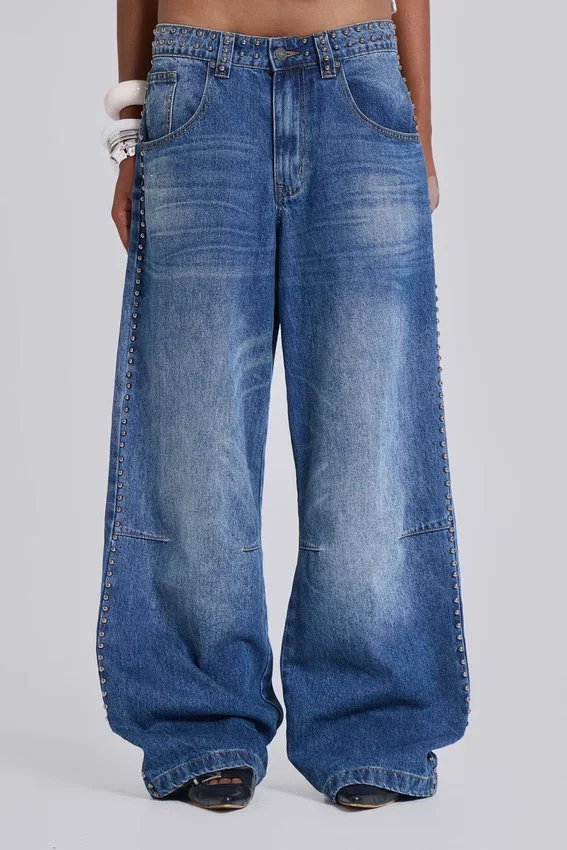 „Nailed Studded Colossus Jeans“ in mittelblauer Waschung