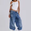 „Nailed Studded Colossus Jeans“ in mittelblauer Waschung