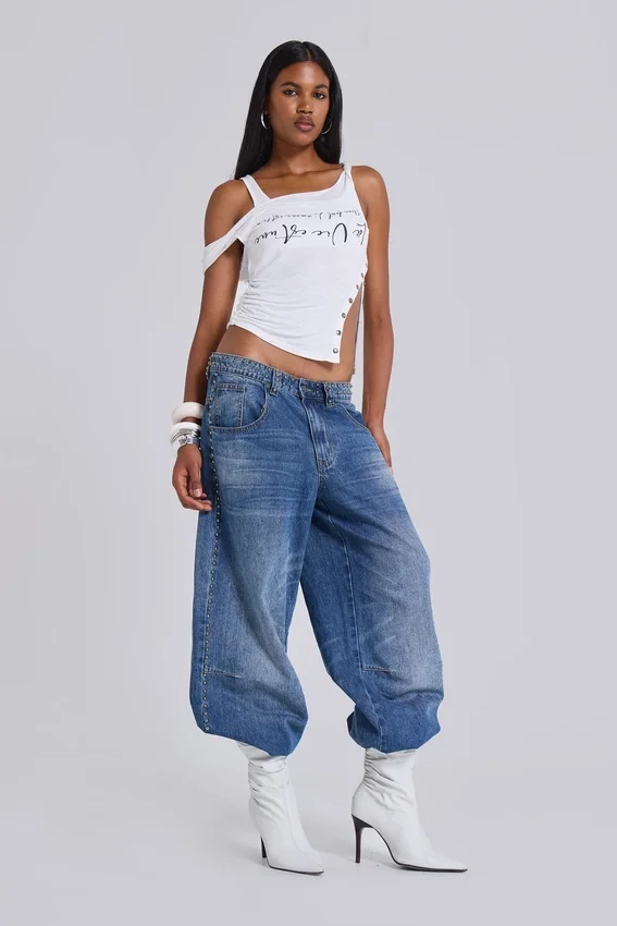 „Nailed Studded Colossus Jeans“ in mittelblauer Waschung