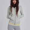 Neonfarbener Hoodie mit Polka-Dots