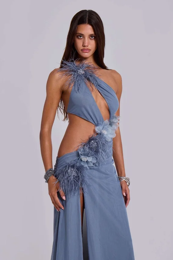 Noctelle-Maxikleid mit Cut-outs und Federn