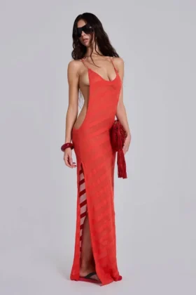 Noir-Strick-Maxikleid in Koralle