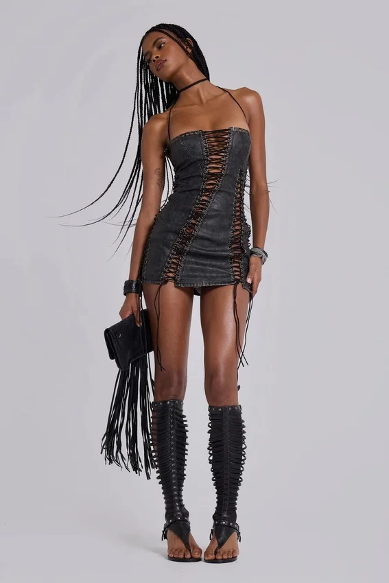 Odile – Schwarzes Minikleid aus Kunstleder mit Schnürung