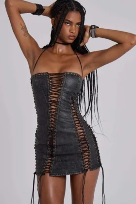 Odile – Schwarzes Minikleid aus Kunstleder mit Schnürung