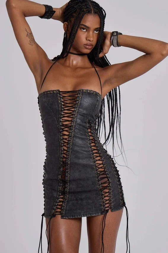 Odile – Schwarzes Minikleid aus Kunstleder mit Schnürung