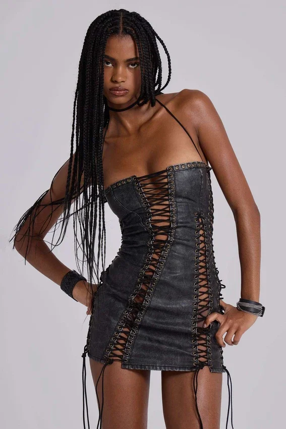 Odile – Schwarzes Minikleid aus Kunstleder mit Schnürung