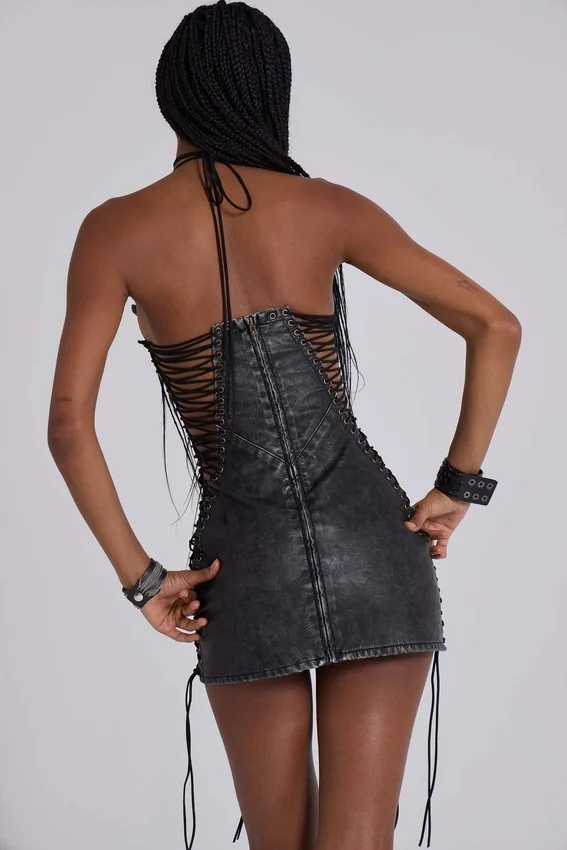 Odile – Schwarzes Minikleid aus Kunstleder mit Schnürung