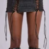 Odile – Schwarzes Minikleid aus Kunstleder mit Schnürung