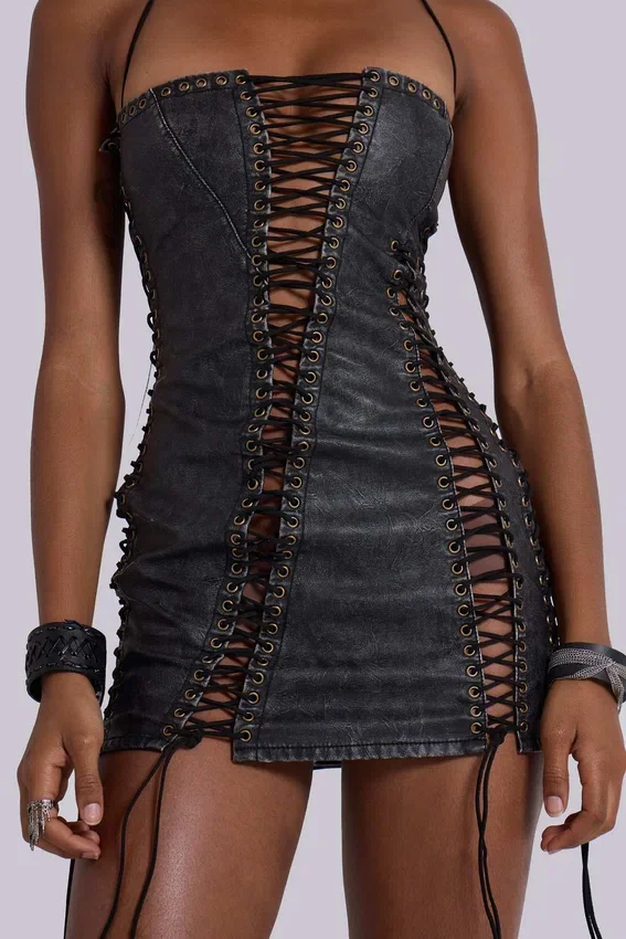 Odile – Schwarzes Minikleid aus Kunstleder mit Schnürung