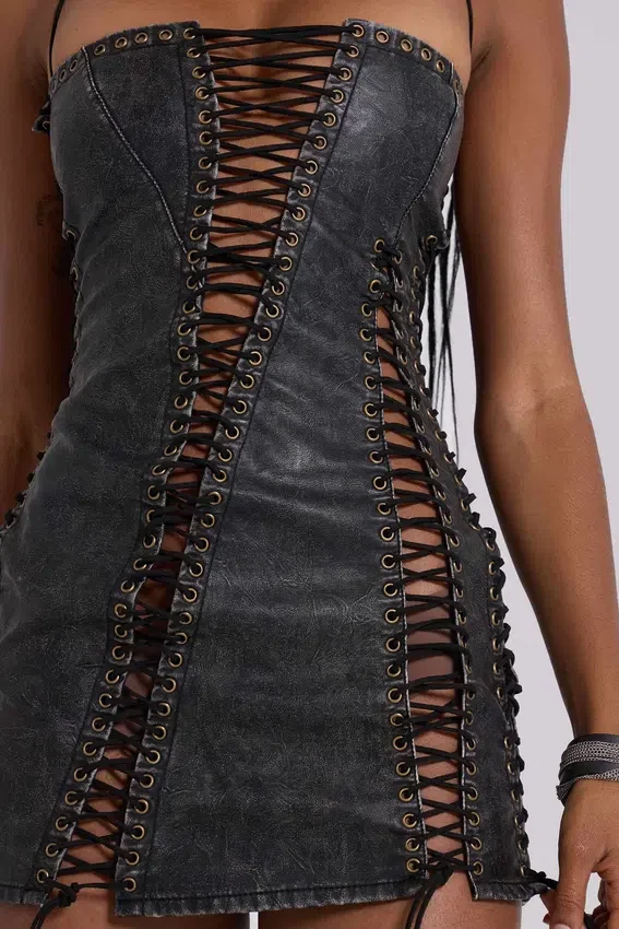 Odile – Schwarzes Minikleid aus Kunstleder mit Schnürung