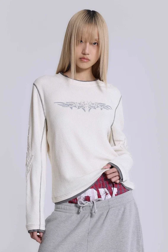 Off-White-T-Shirt mit Tattoo-Applikation
