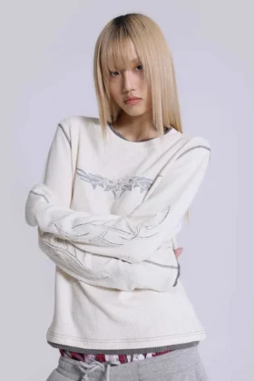Off-White-T-Shirt mit Tattoo-Applikation