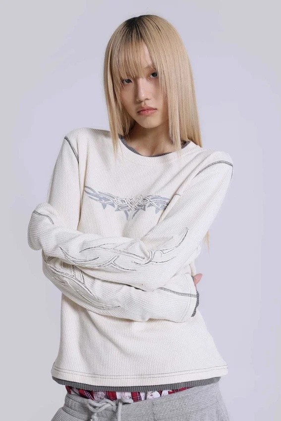 Off-White-T-Shirt mit Tattoo-Applikation