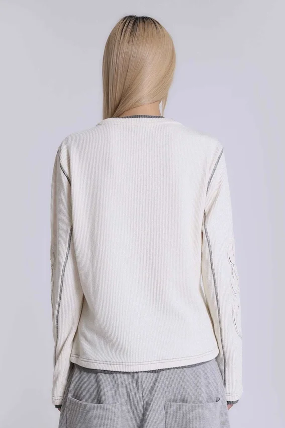 Off-White-T-Shirt mit Tattoo-Applikation