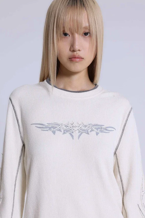 Off-White-T-Shirt mit Tattoo-Applikation