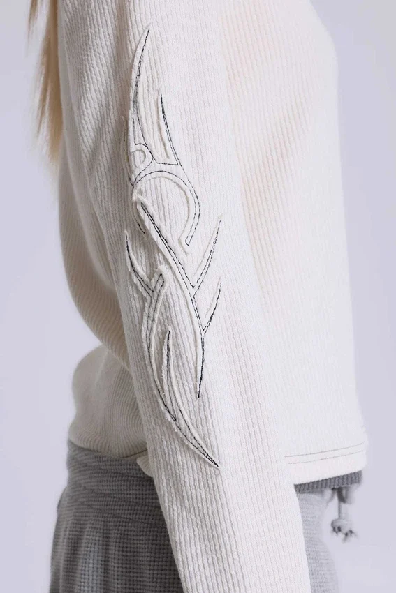 Off-White-T-Shirt mit Tattoo-Applikation