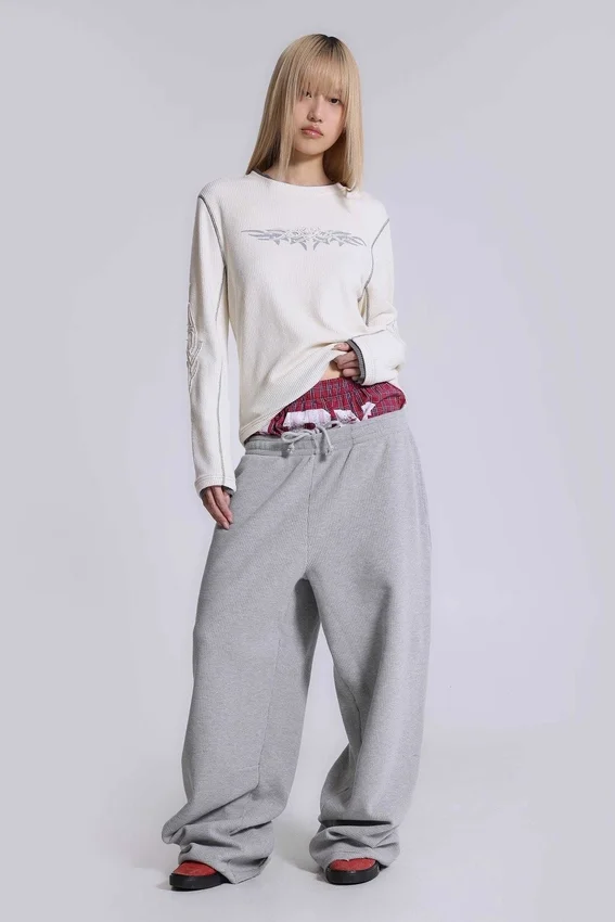 Off-White-T-Shirt mit Tattoo-Applikation