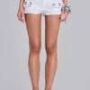 Oriel Cargo-Minishorts mit Ösen in Weiß