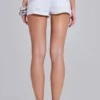 Oriel Cargo-Minishorts mit Ösen in Weiß