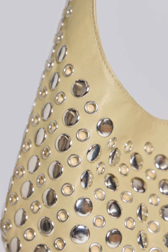 Osmium-Ledertasche mit Nieten in Creme