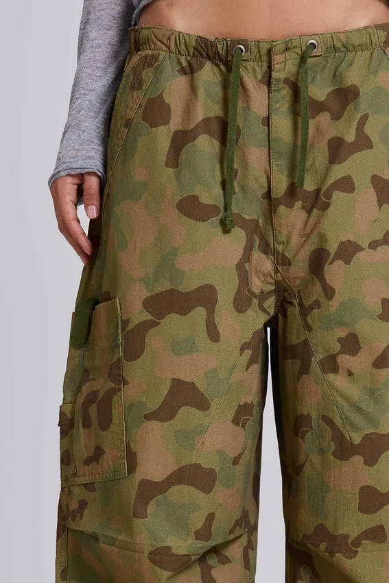 Parachute Pants im Enten-Camouflage-Look
