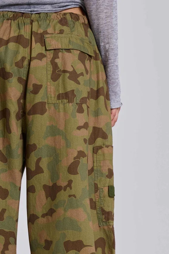 Parachute Pants im Enten-Camouflage-Look