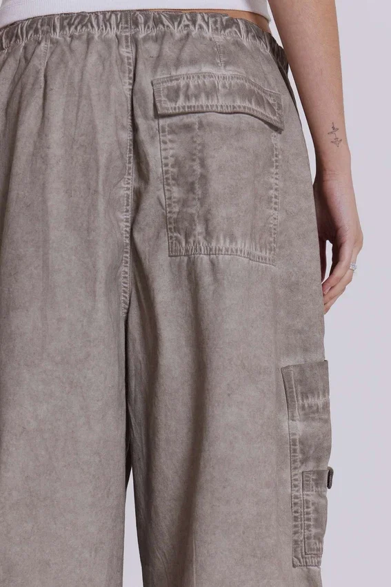 Parachute Pants in Stone-Oil-Waschung