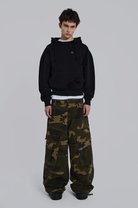 Pullover „Bitten“ Hoodie in Schwarz
