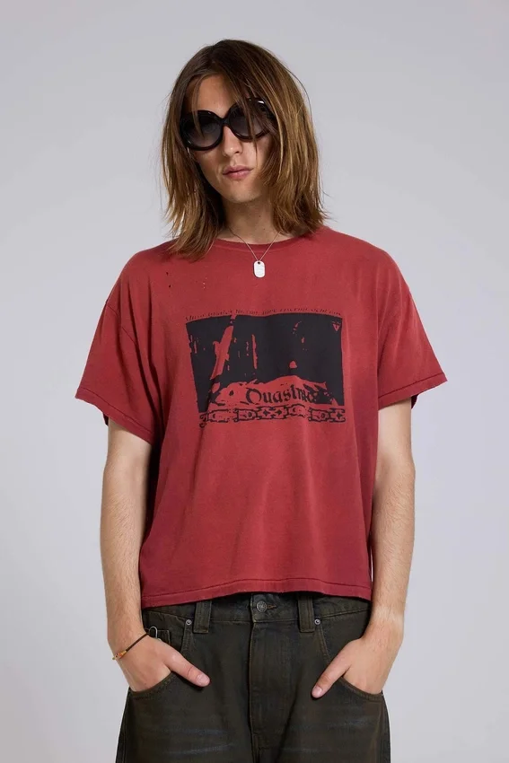 Quasi-rotes, kurzes T-Shirt