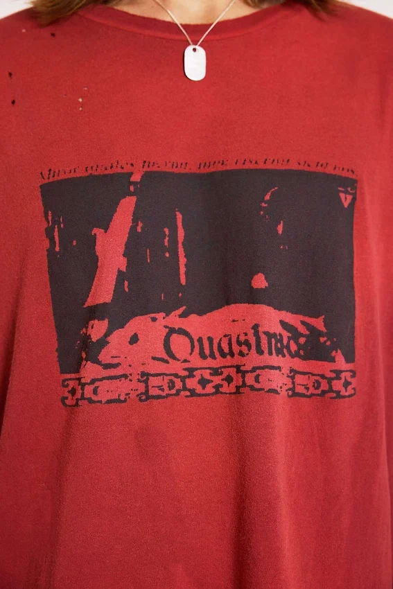 Quasi-rotes, kurzes T-Shirt