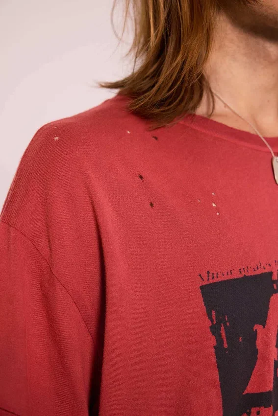 Quasi-rotes, kurzes T-Shirt