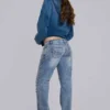 Rider-Jeans mit niedriger Leibhöhe und geradem Bein in heller Waschung