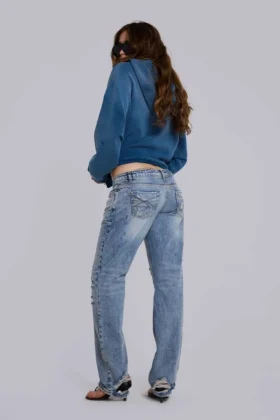 Rider-Jeans mit niedriger Leibhöhe und geradem Bein in heller Waschung