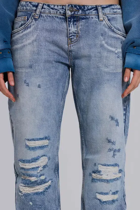 Rider-Jeans mit niedriger Leibhöhe und geradem Bein in heller Waschung