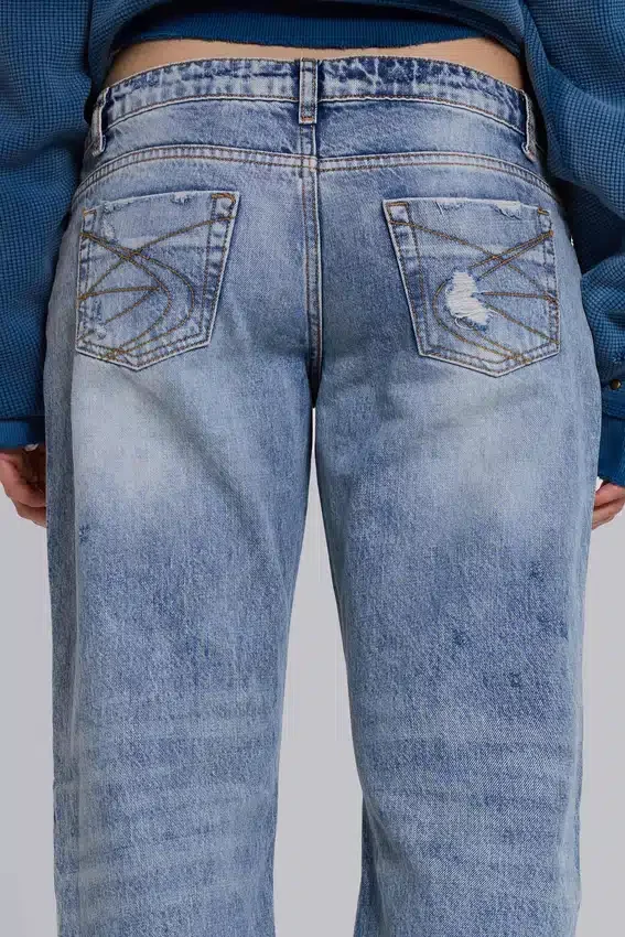 Rider-Jeans mit niedriger Leibhöhe und geradem Bein in heller Waschung