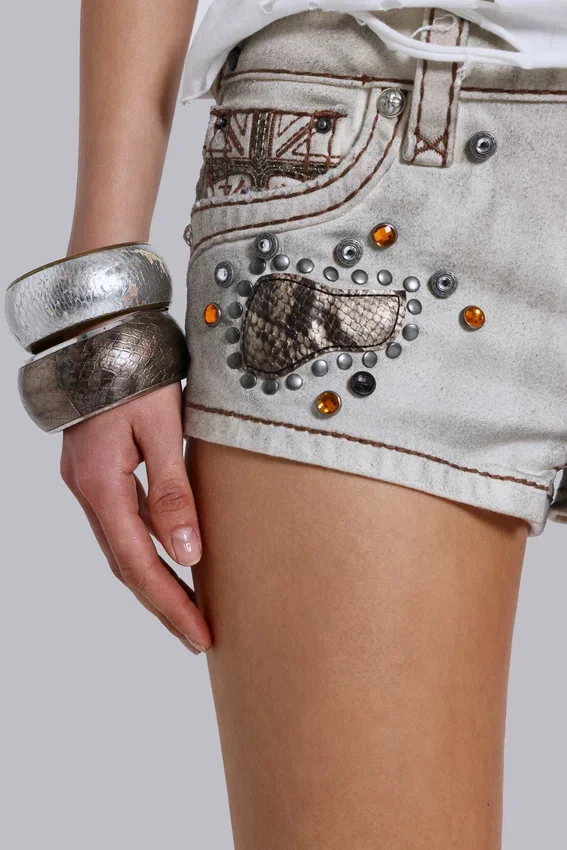 Rock Revival Mini-Shorts mit Nieten in „Dirty“-Optik