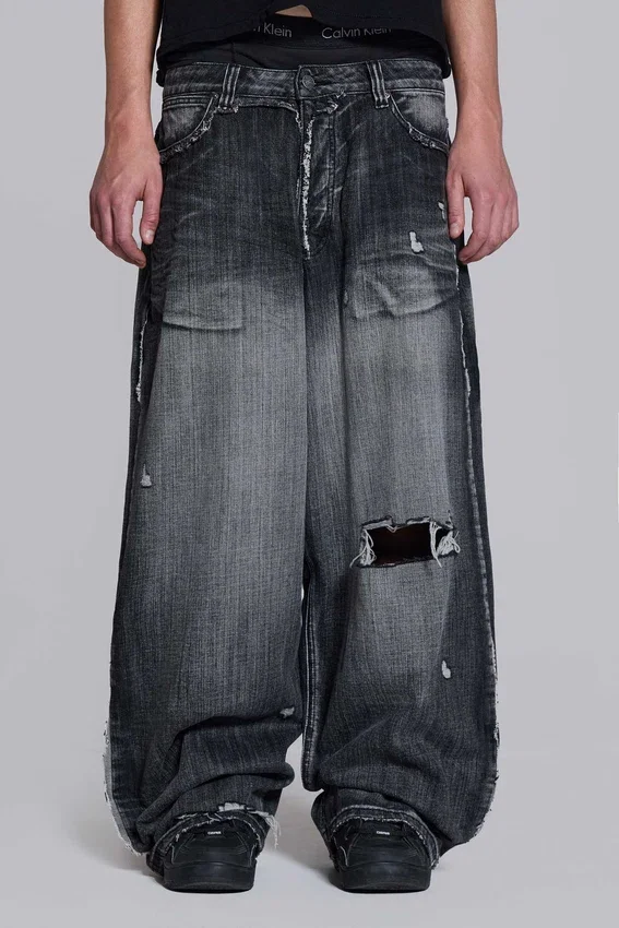 Schwarze, abgenutzte XL Colossus Jeans