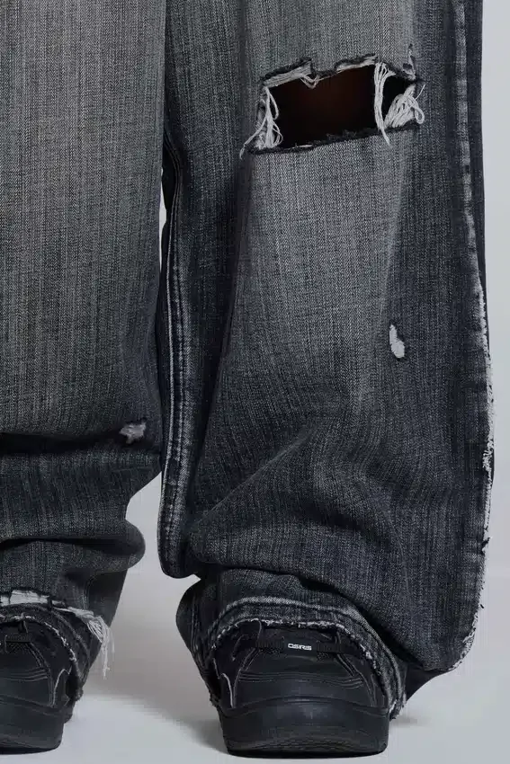 Schwarze, abgenutzte XL Colossus Jeans