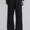 Schwarze Anzughose mit Bootcut und gestuftem Saum