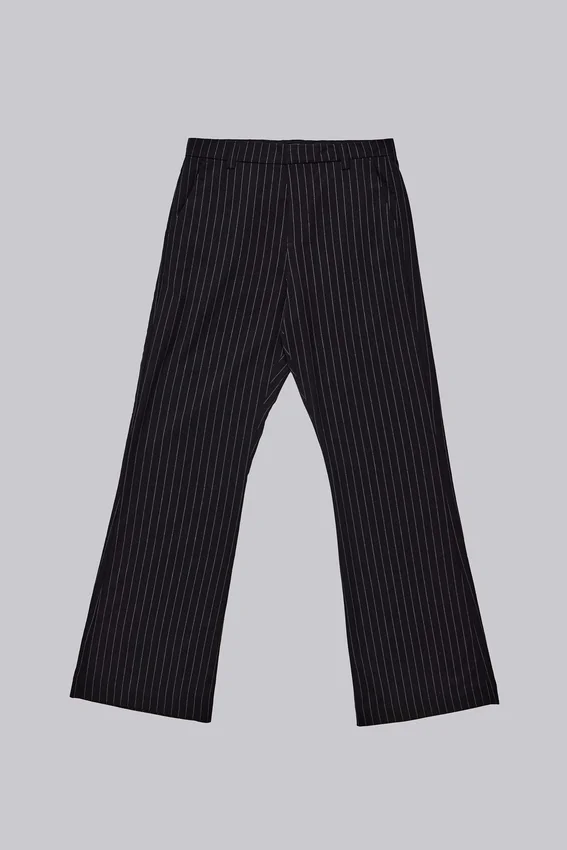 Schwarze Anzughose „Stacked Bootcut“ mit Nadelstreifen