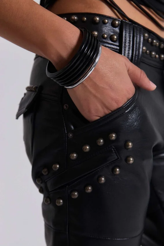 Schwarze „Carbon Black Studded Drift“ Bootcut-Hose