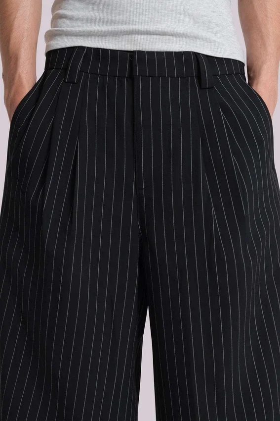 Schwarze Goliath-Baggy-Shorts mit Nadelstreifen
