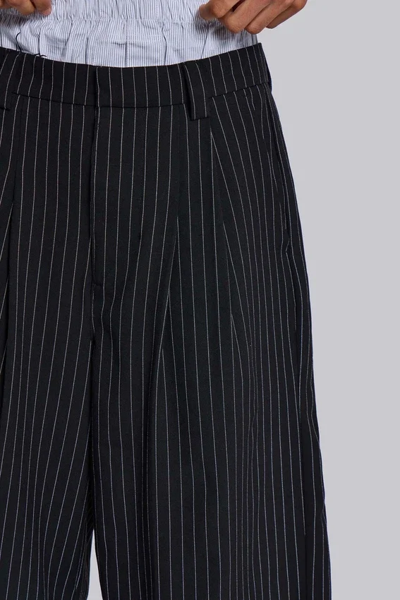 Schwarze Goliath-Baggy-Shorts mit Nadelstreifen