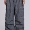 Schwarze Parachute Pants im Oil-Wash-Look