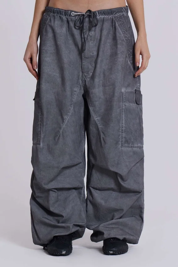 Schwarze Parachute Pants im Oil-Wash-Look