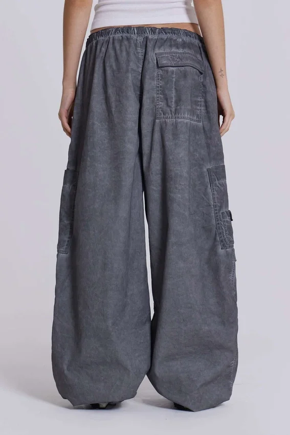 Schwarze Parachute Pants im Oil-Wash-Look