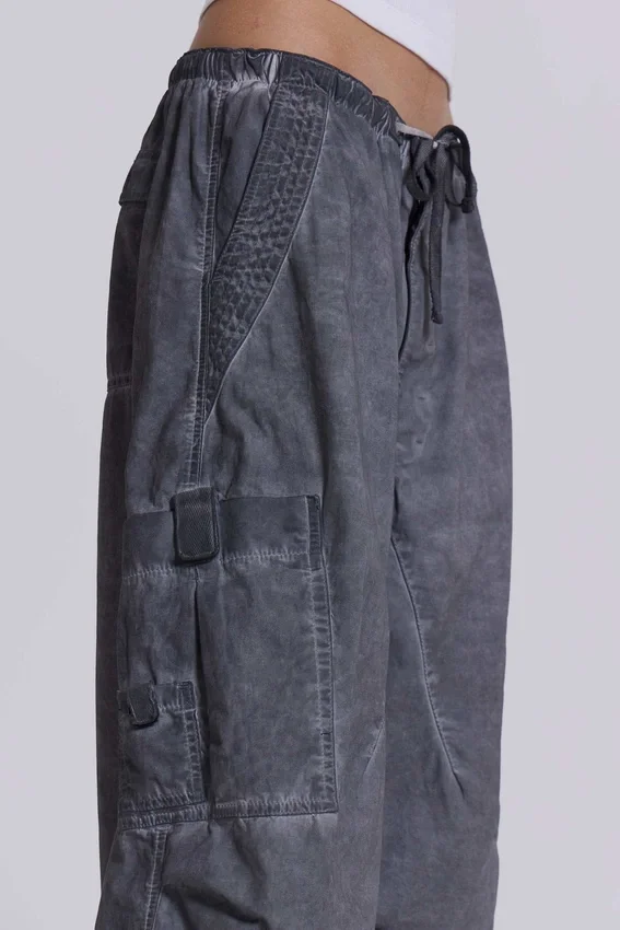 Schwarze Parachute Pants im Oil-Wash-Look
