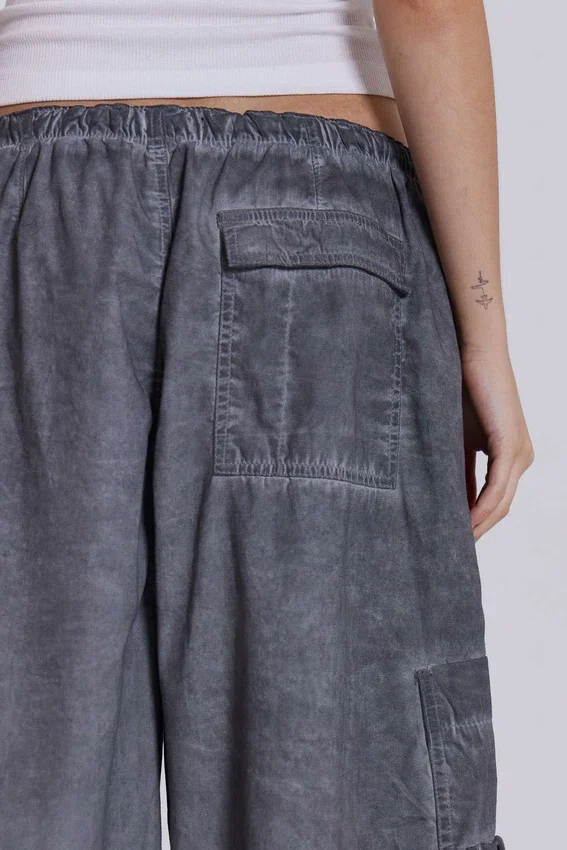 Schwarze Parachute Pants im Oil-Wash-Look