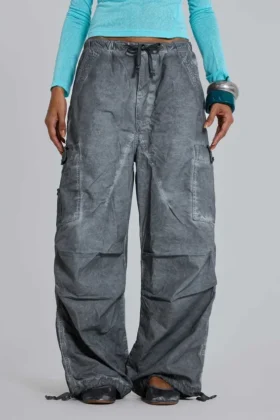 Schwarze Parachute Pants im Oil-Wash-Look
